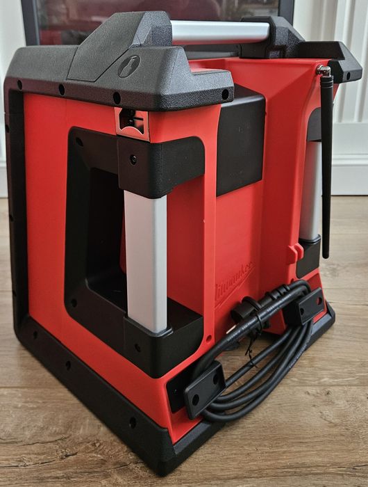 Radio de santier cu Bluetooth Milwaukee M18 RC-0 + 2 baterii M18B5 18v 5.0ah redlithium-ion NOU!