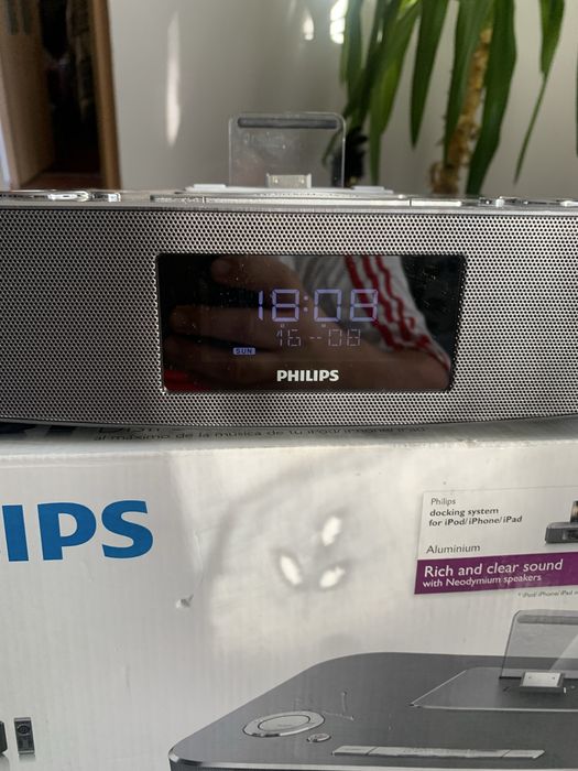 Radio cu ceas si statie andocare i pod  ipad Iphone Philips