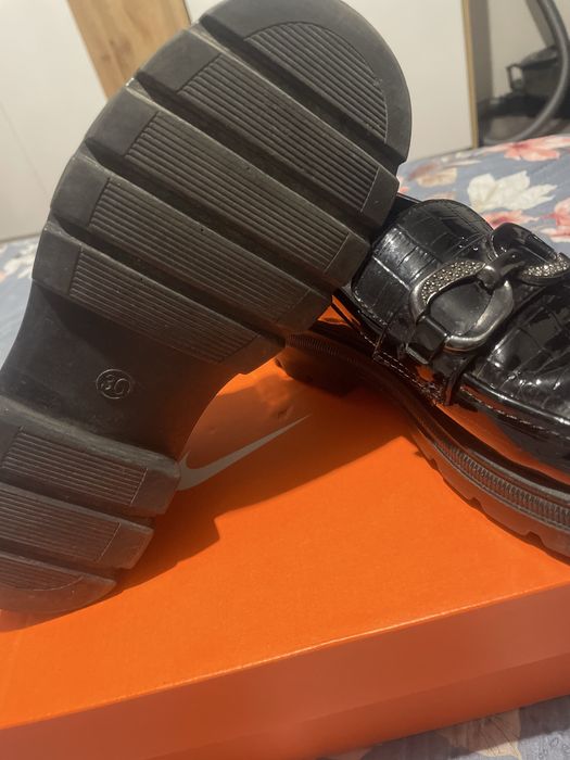 Дамски лачени обувки