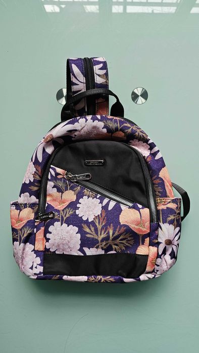 Дамска раница черна с флорални мотиви