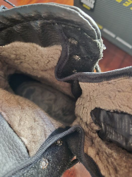 Продам  рабочие зимние ботинки.  Размер  43.