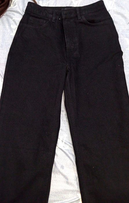 женские черные джинсы