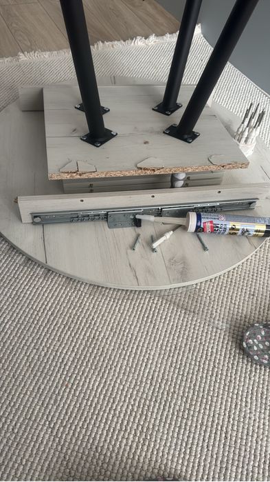 Продам стол ( сломанный )