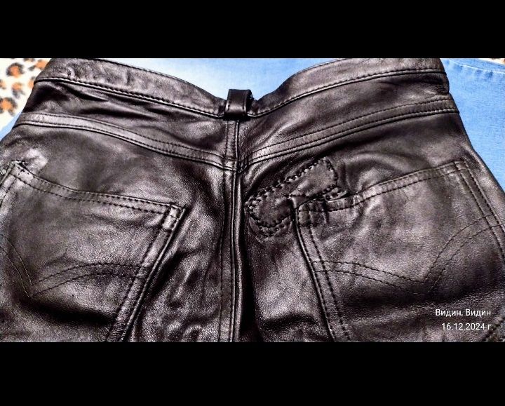 Продавам:Черен кожен рокерски панталон.