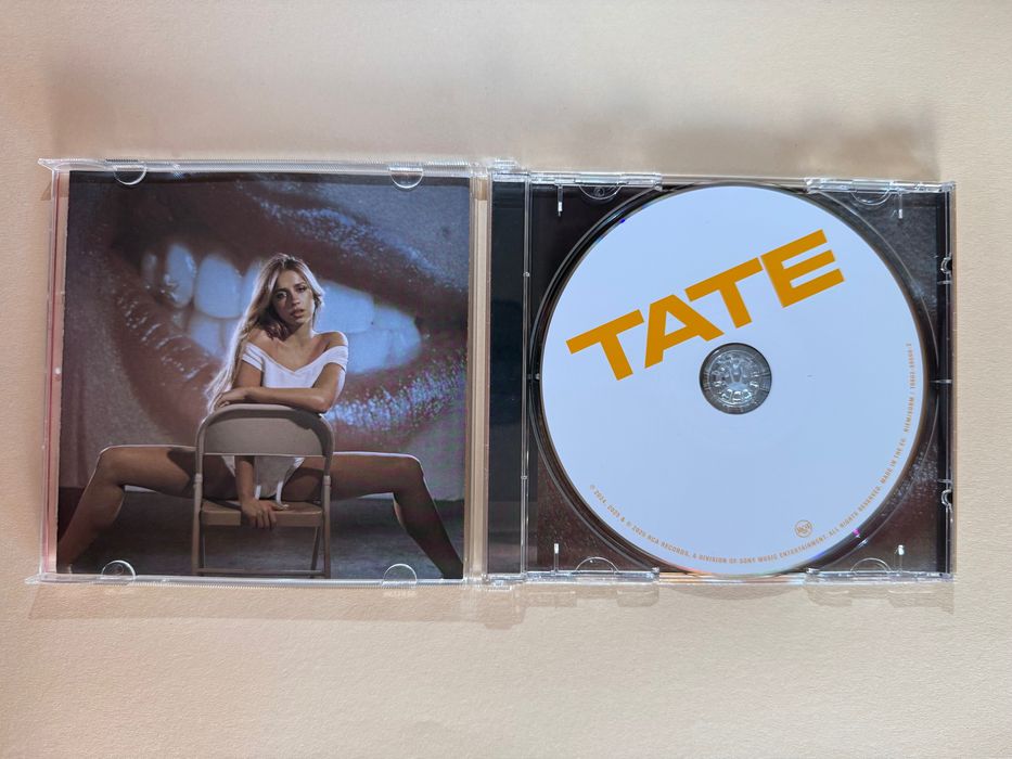 Tate McRae - So Close To What - диск и картичка с автограф