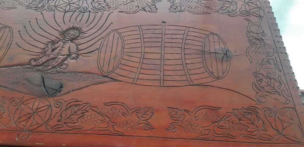 Masa sculptata pentru crama cu fier forjat