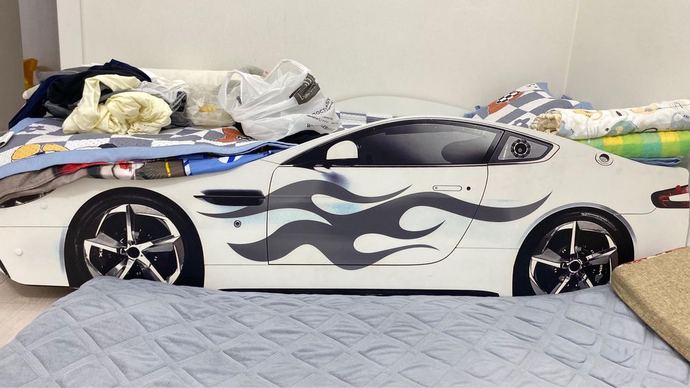 Продам детскую кровать в форме машины