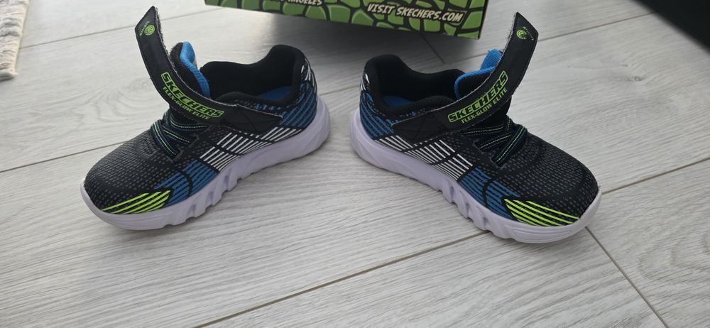Adidasi Skechers cu luminite marimea 26 - 16 cm. Aproape NOI