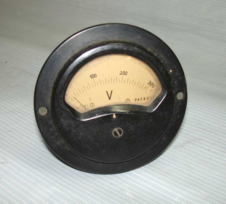 Аналогов волтметър със стрелка, произведен в СССР
