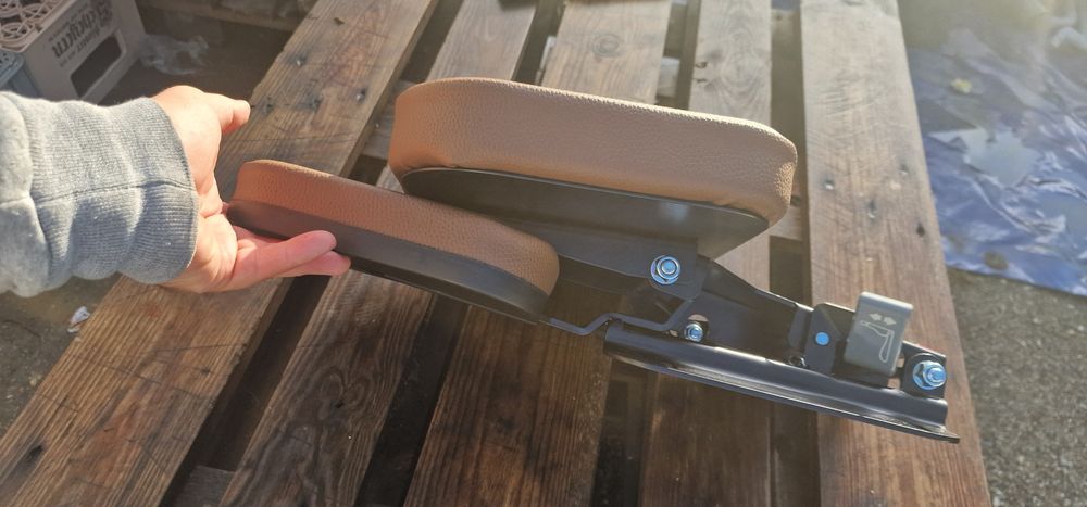 Scaun pasager tractor john deere original este model tapițat cu șezut