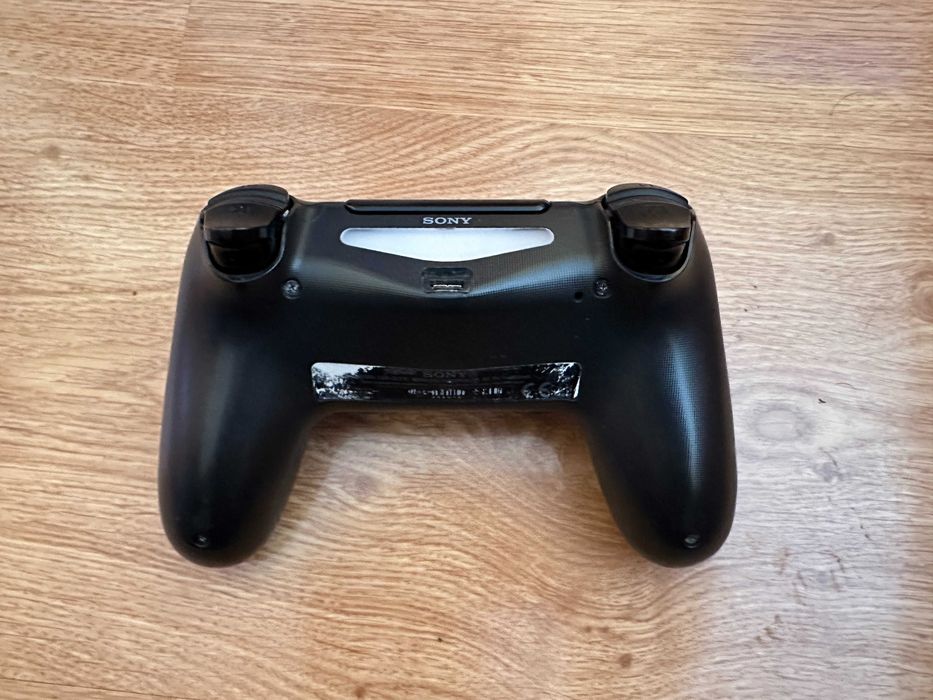 PlayStation 4 PRO 1TB, джойстик, оригинална опаковка и 8 игри