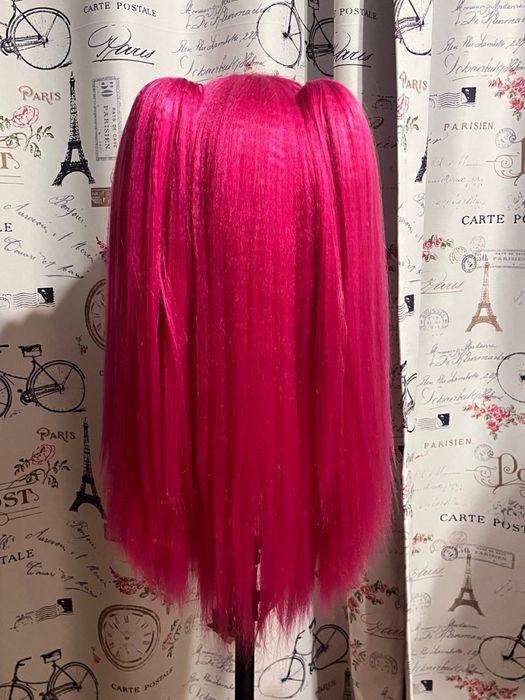 Розовый парик гофрирован