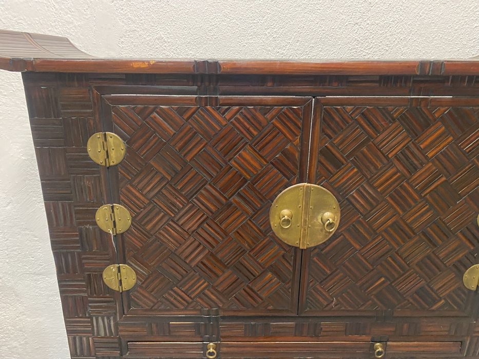 Стар китайски шкаф изработен ръчно с месингови панти