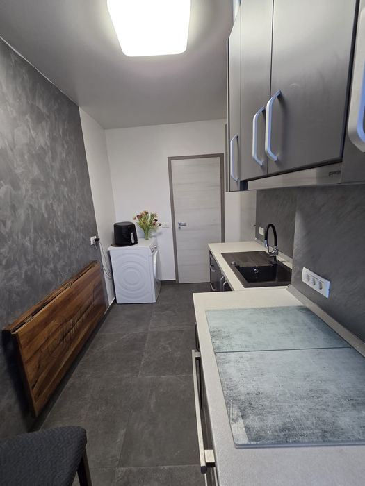 Vand apartament ,garsoniera ,baie ,hol,camera,balcon spatiu