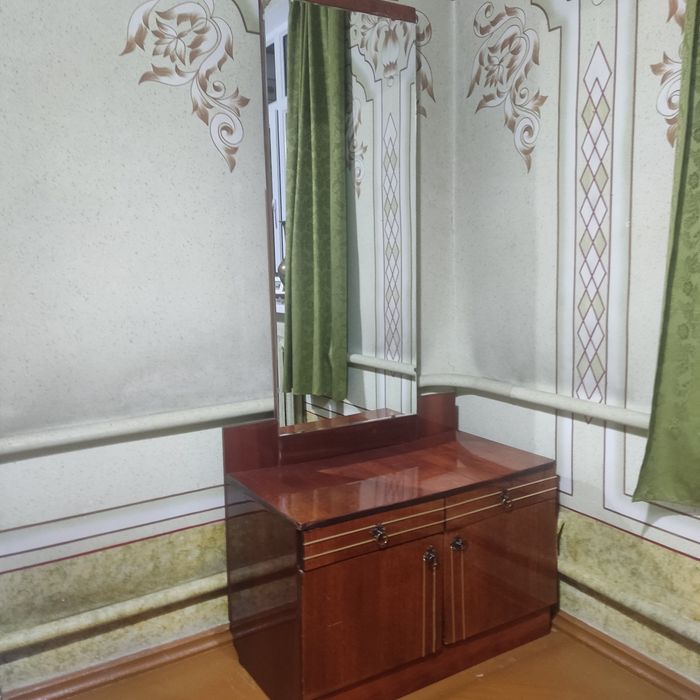 Трюмо с зеркалом