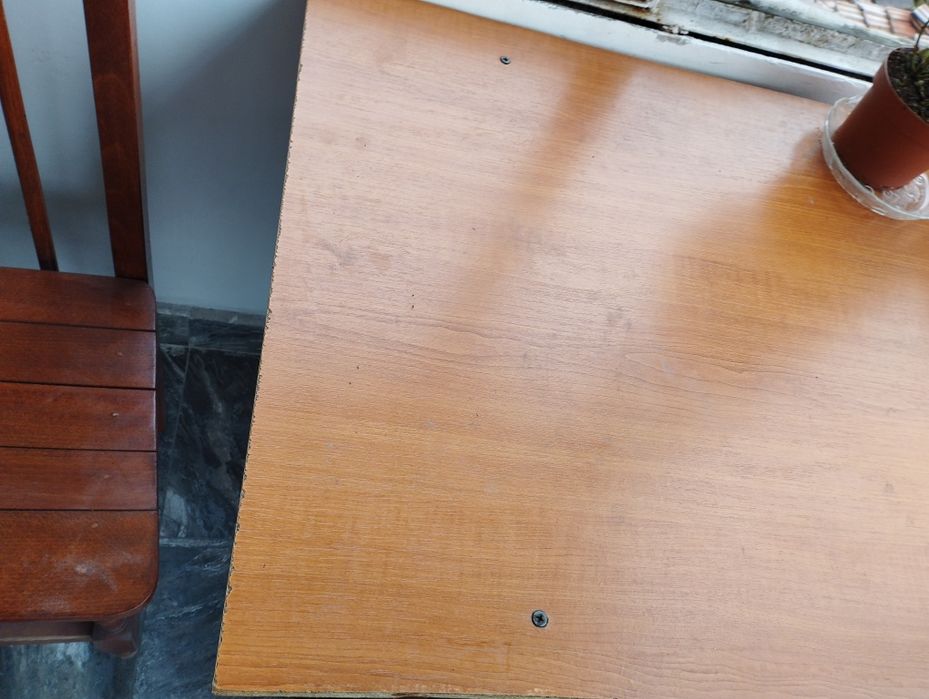 Продавам дървени МАСИВНИ,ЗДРАВИ и стабилни столове и маси