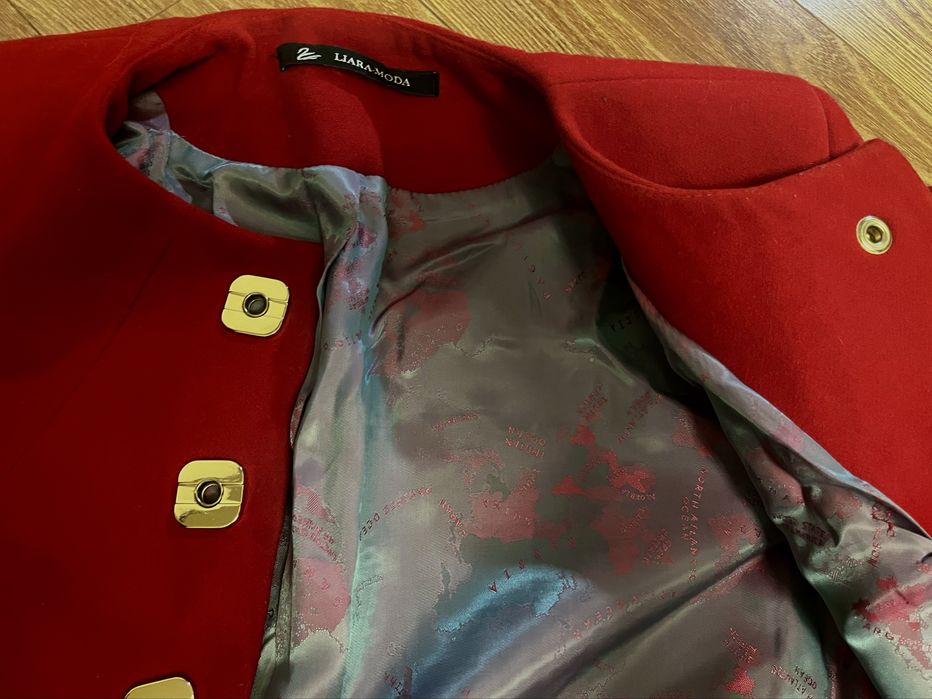 Красное весенее пальто