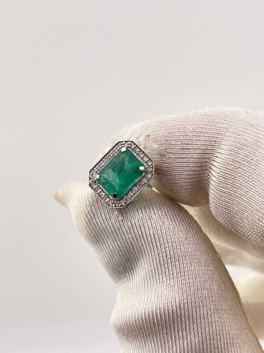 Серьги с изумрудом и бриллиантами