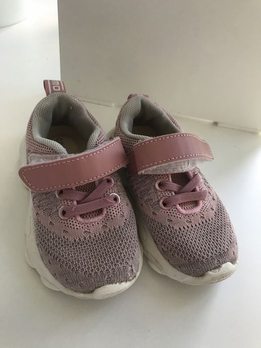 Продам детские кроссовки