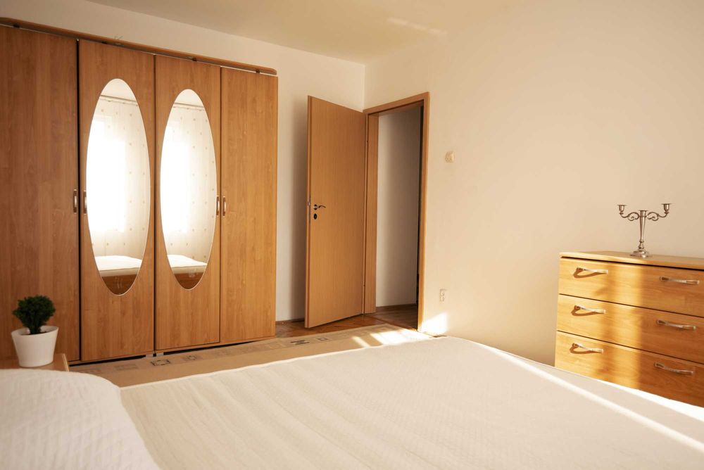 Inchiriez apartament 3 camere la pret de 2
