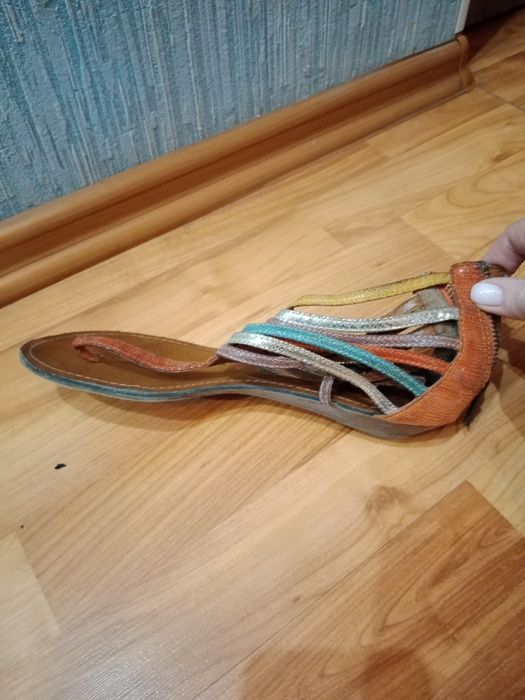 Отдам бесплатно обувь женскую
