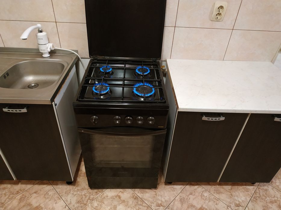 Bucătărie plita și cuptor pe gaz, hota, chiuveta anticalcar, baterie