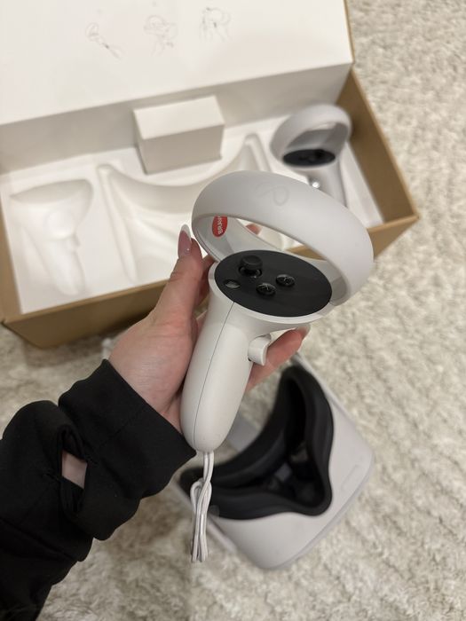 O pereche Meta Quest 2 (128GB/256GB) VR headset