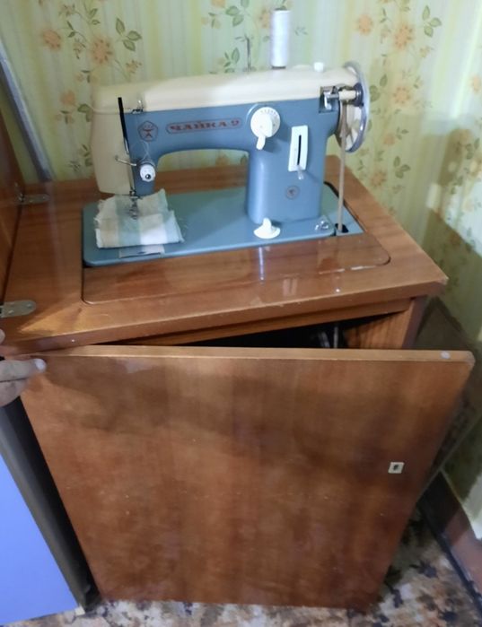 Продам швейную машинку Чайка-2