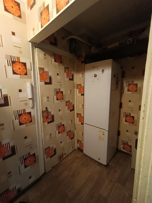 1-ком кв 7 мкр 1 эт, не угл