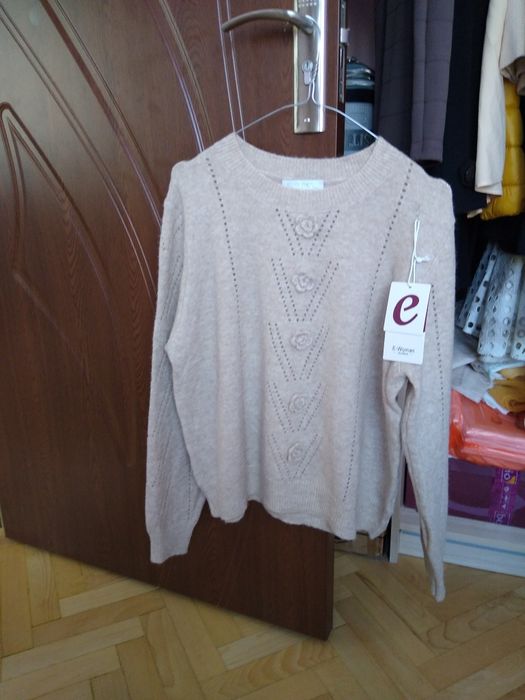 Елегантен дамски пуловер. Светъл цвят.