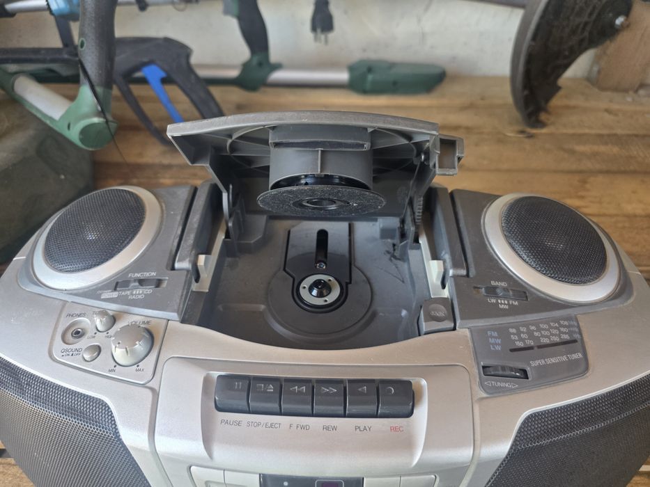 Vand 2 radiocasetofoane Grundig si Aiwa