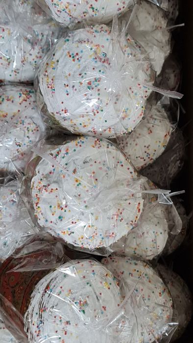 Домашние куличи,сдобные булочки.