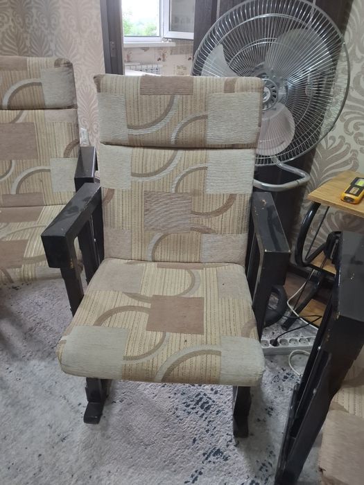 Продам 2 вида стульев 4 кресла стулья 3 обычных стула смотрите на фото