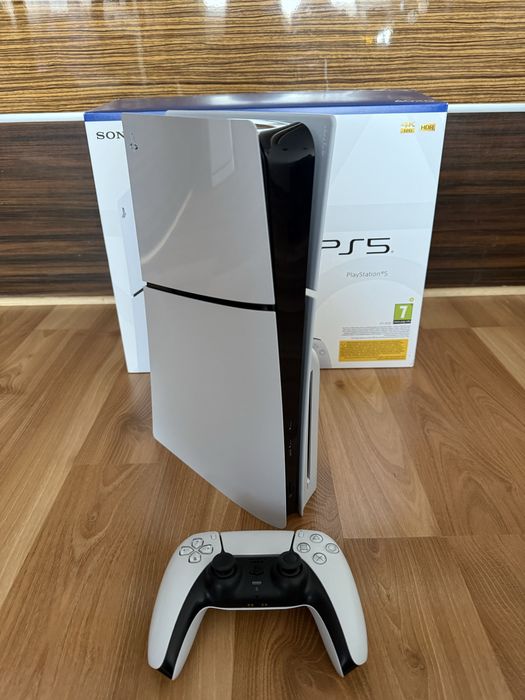Перфектен Playstation 5 slim disc edition с игри