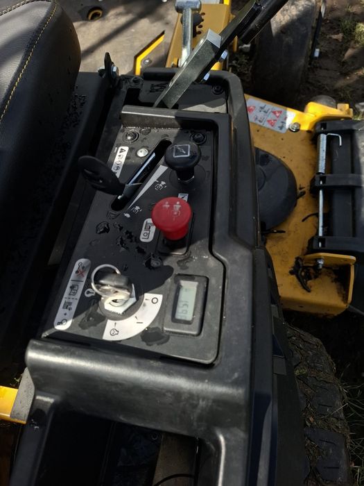 Tractoraș profesional Hustler raptor xdx eventual schimb cu auto ,atv