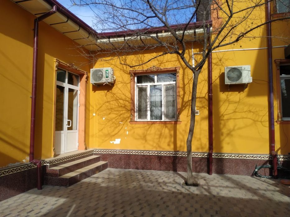 Yashash va biznes uchun hovli sotiladi