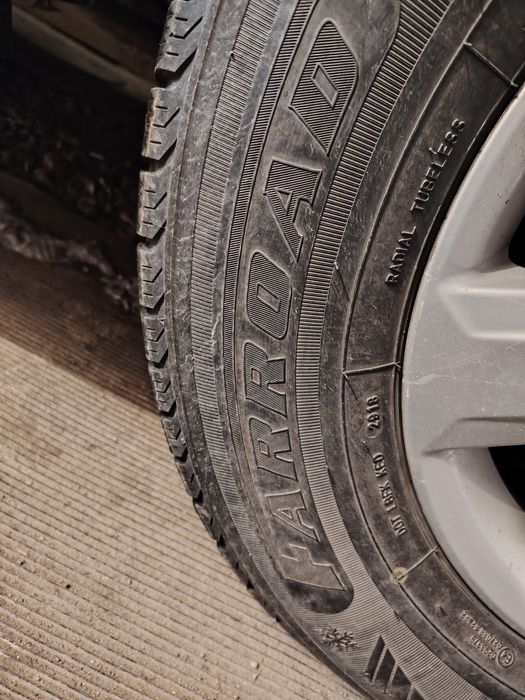 Продаю Шины зимние. Липучка. .