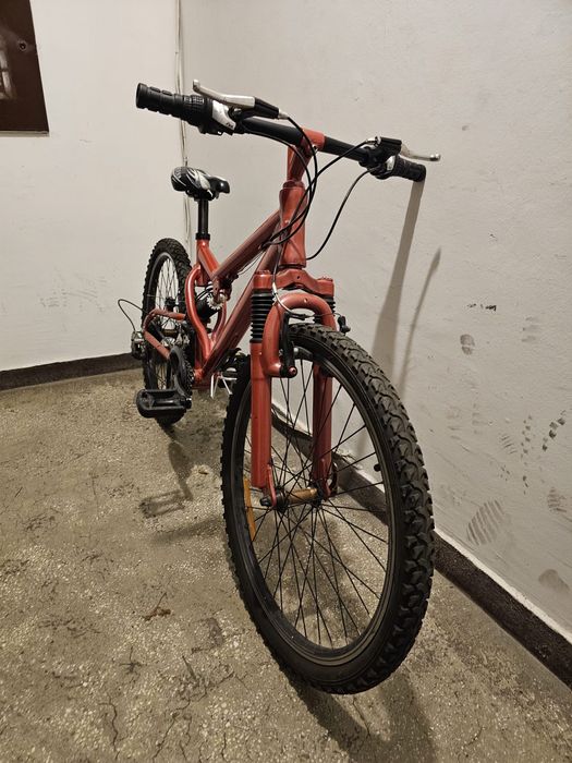 Bicicleta rosie cu viteze
