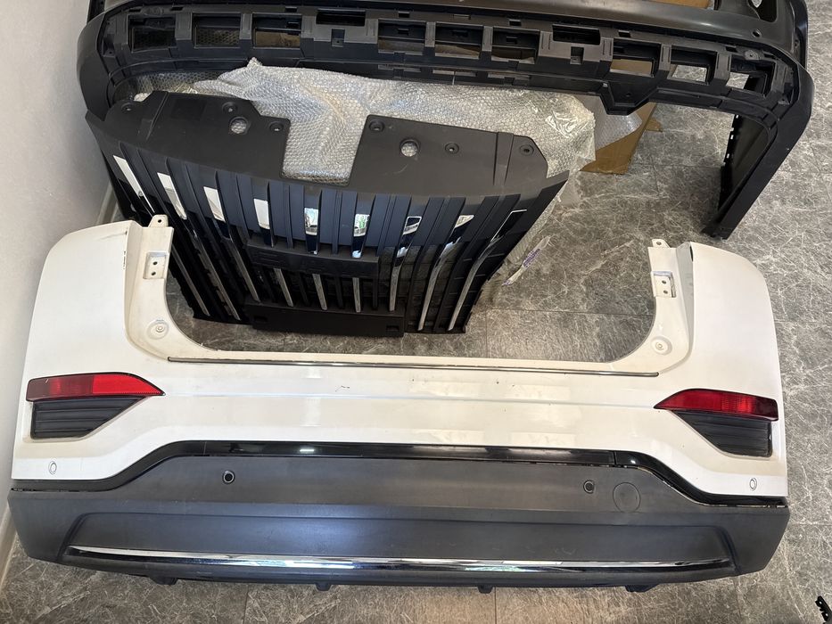 HONGQI E-HS3 orqa bamper zbore