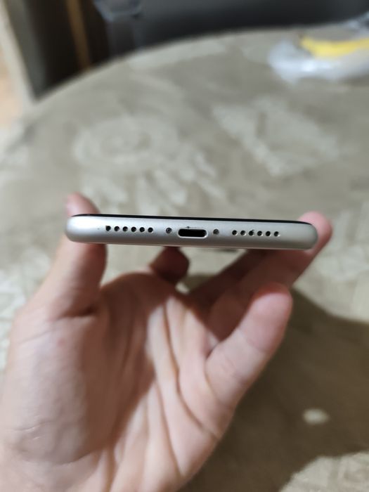 Iphone 11 64GB бял + калъф и кабел