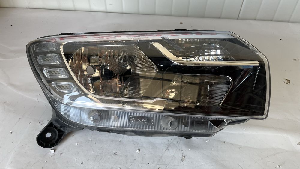 4 броя десен и 1 брой ляв фар Dacia Logan(17-20), Sandero(16-20)