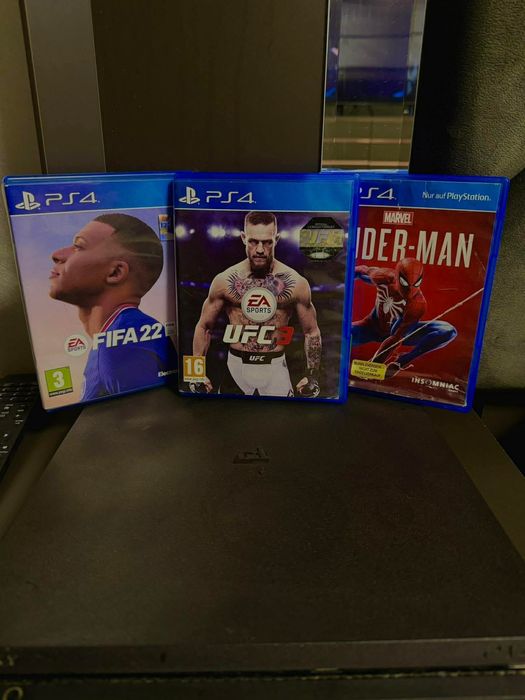 PS4 с два джойстика и 3 игри