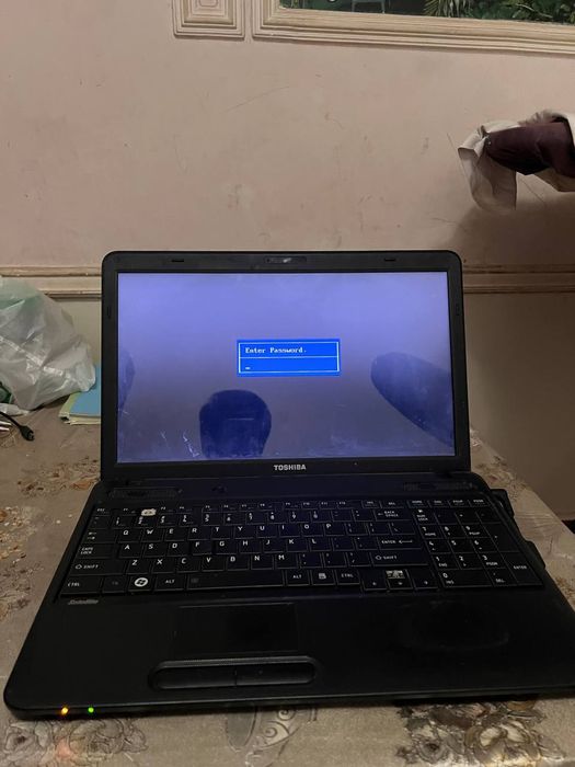 Toshiba noutbuk sotiladi.