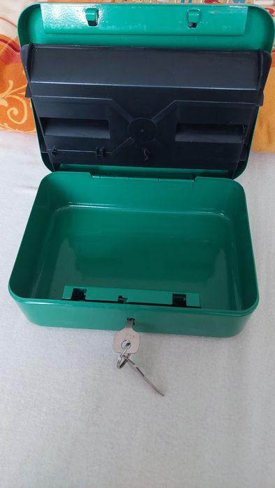 Метална касичка за пари