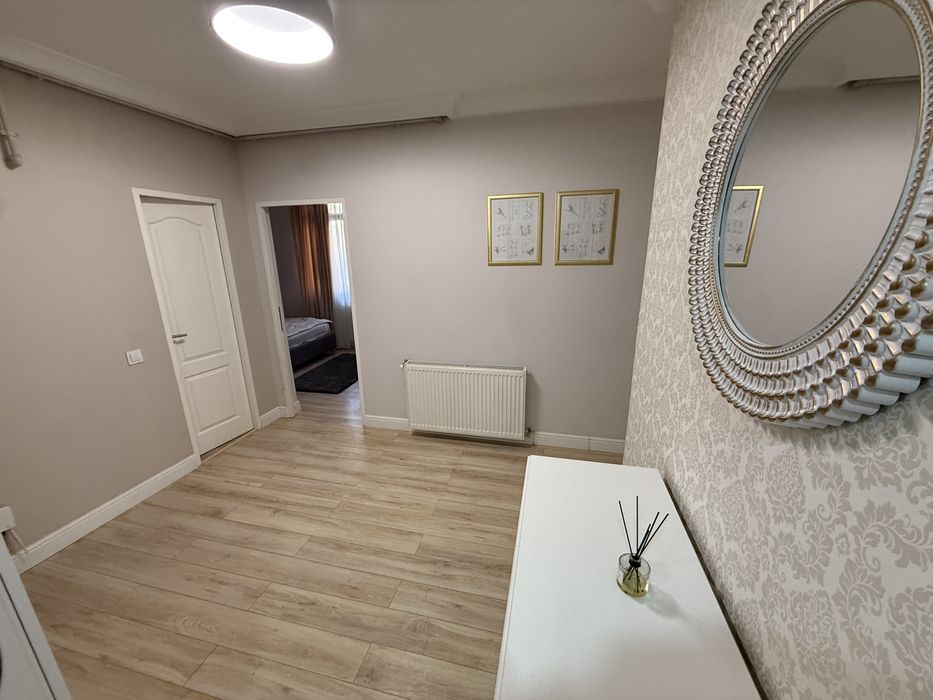 Ofer spre închiriere Apartament 3 Camere zona liceului Economic