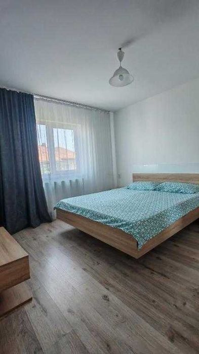 Apartament 3 camere, zona centrala, langa Vama.