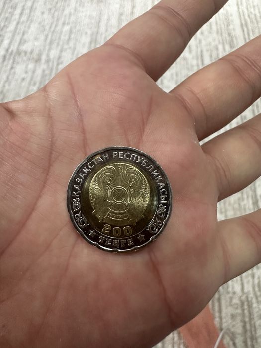 Продается монета 200 тг 80 лет победы