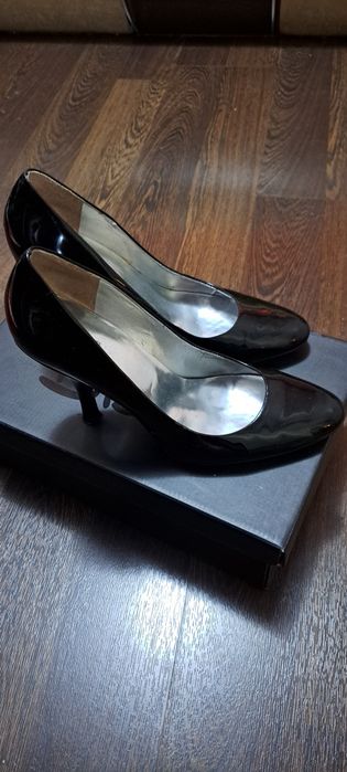 Стилни дамски обувки GUESS 39 номер