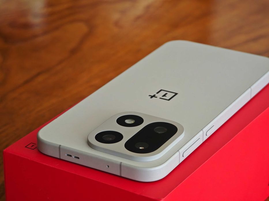 Нов OnePlus 15 16/256 - Global 6.78" 165Hz; 7300mAh 120w; 3x50mpx;IP68