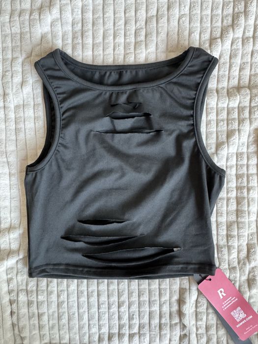 Черен леко разкъсан топ